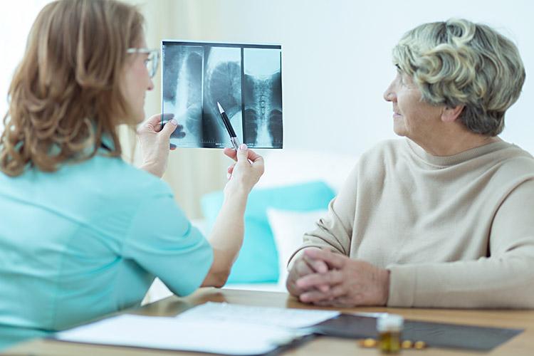 idoso se consultado na médica 