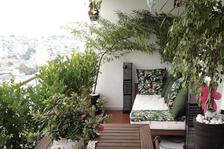 Varanda com plantas e cerca viva