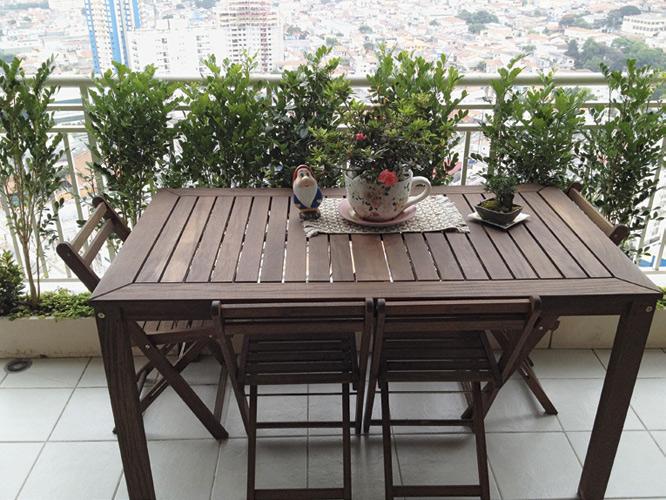 Varanda com plantas e cerca viva