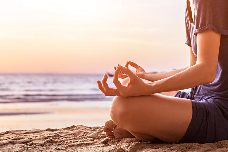 mulher meditando