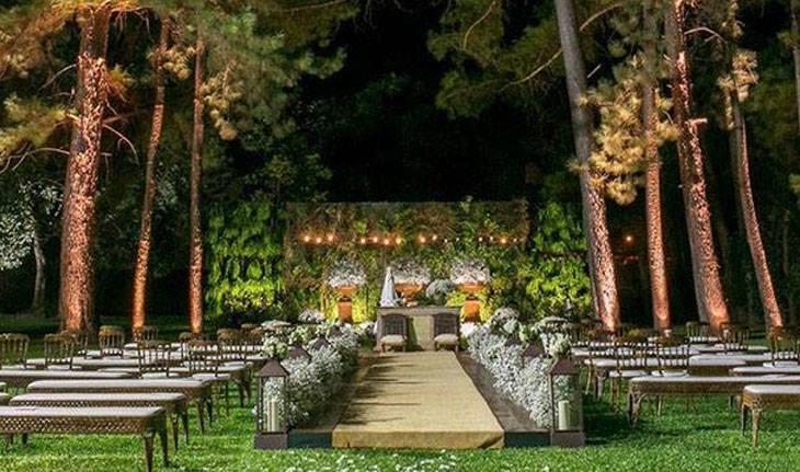 Casamento no campo acontecendo de noite