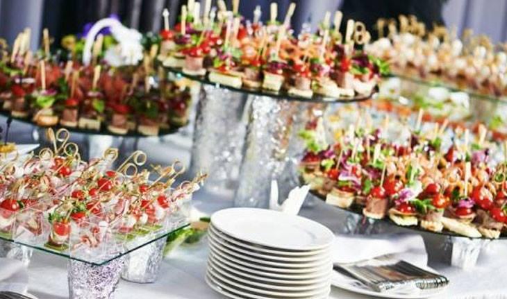 Foto de mesa de jantar repleta de petiscos salgados