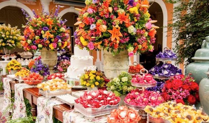 Mesa de doces de casamento no campo