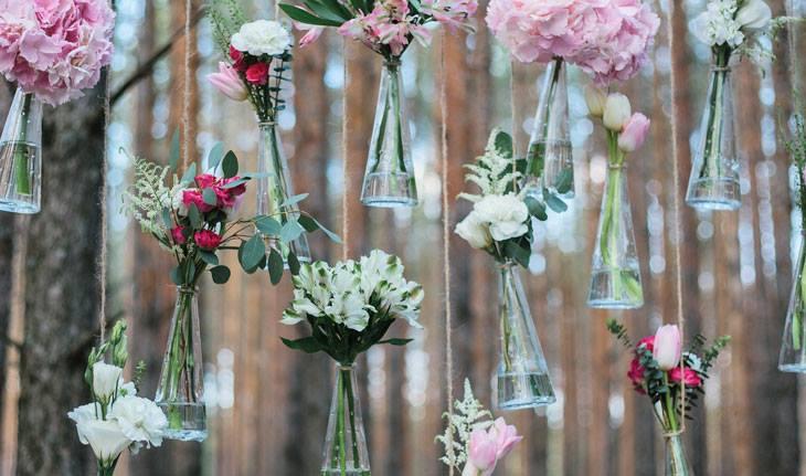 imagens de decoração de casamento: flores em garrafas de vidro