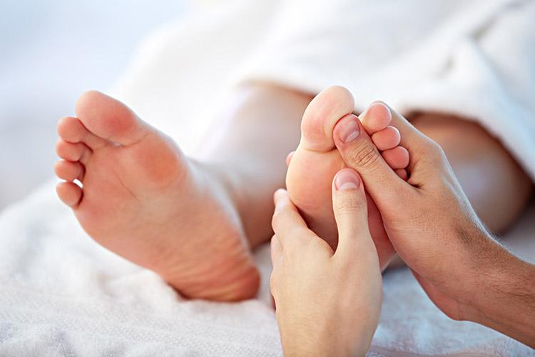 pé recendo massagem relaxante
