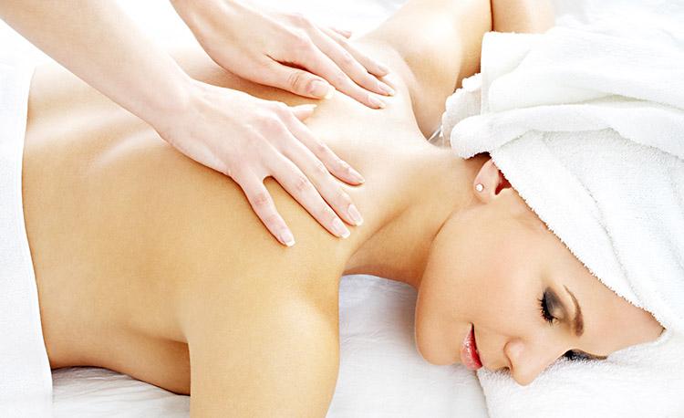 mulher recebendo massagem