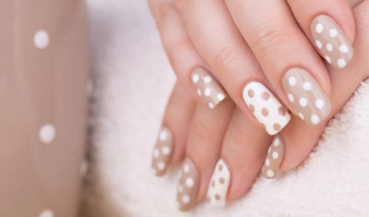 unha com bolinhas branco e beje