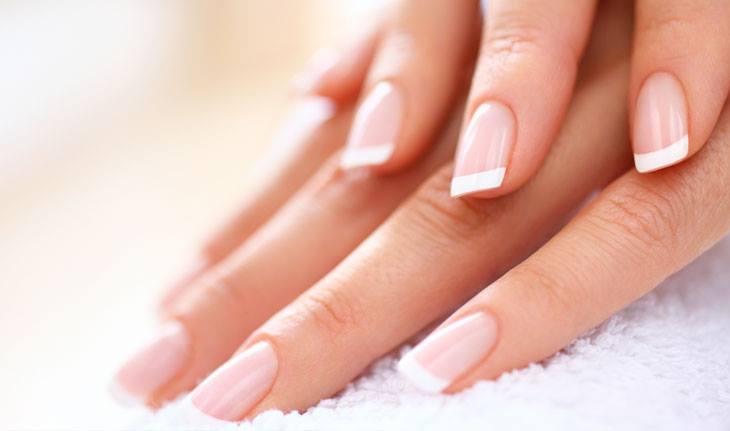 unha francesinha com esmalte branco