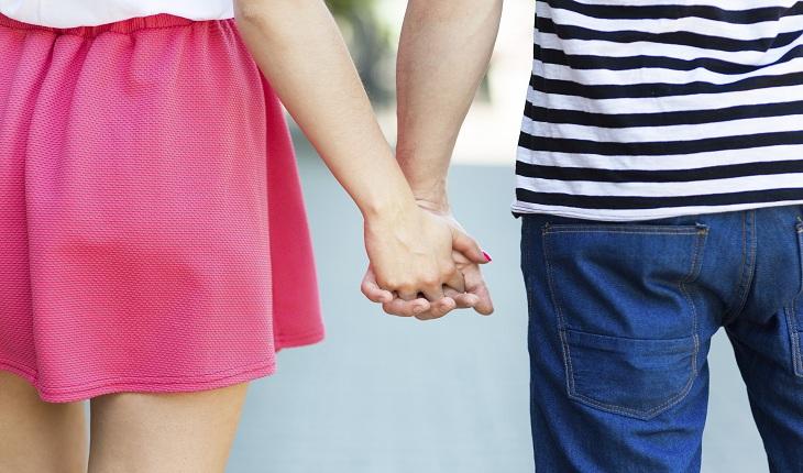 Casal de mãos dadas na rua