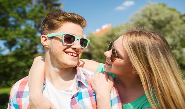 Casal de namorados abraçados num parque em dia de sol
