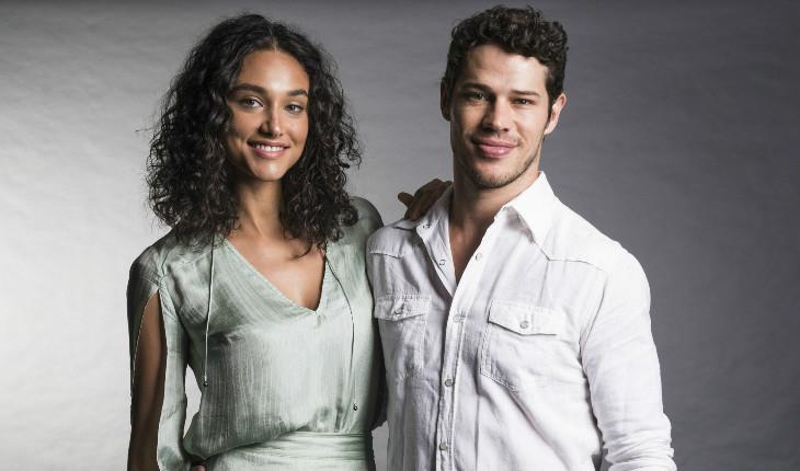 Débora nascimento abraçada com José Loreto