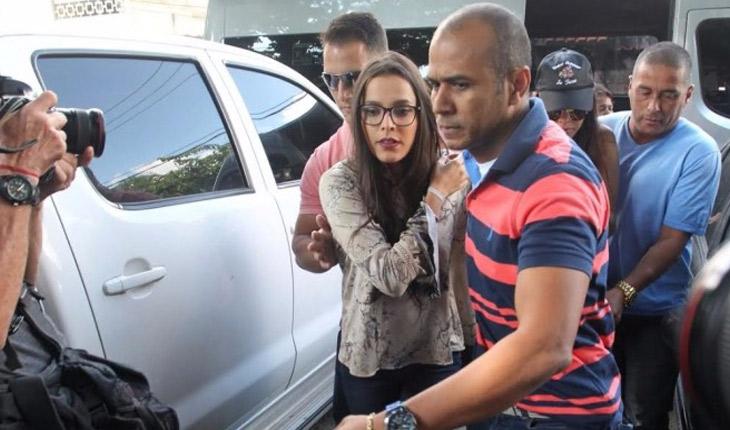 Emilly Araújo chegando para depor na delegacia