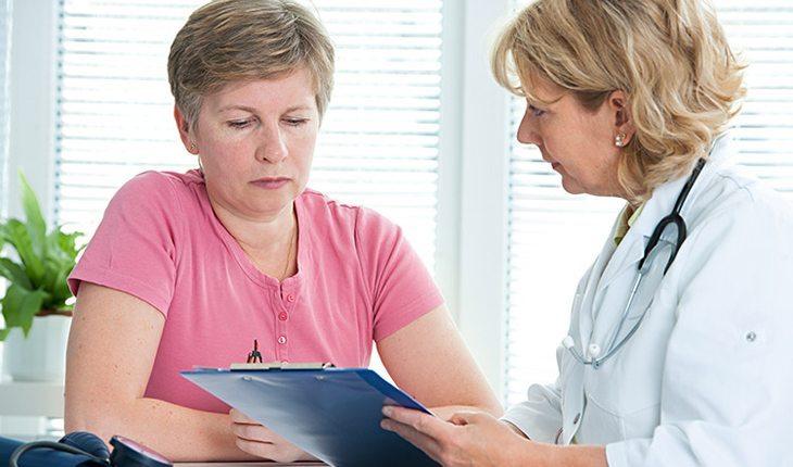 mulher conversando com médica