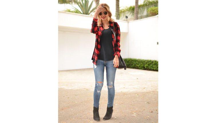mulher de bota, calça jeans, blusa básica e camisa xadrez por cima