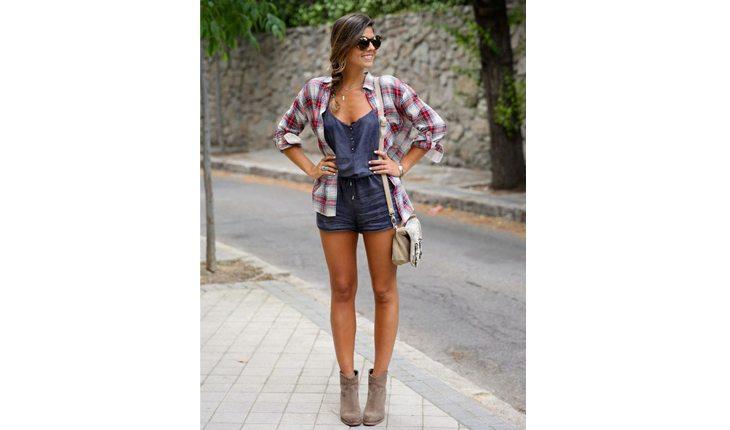 mulhe de bota, macaquinho azul blusa xadrez por cima