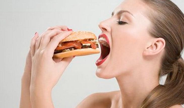 Mulher comendo cachorro-quente