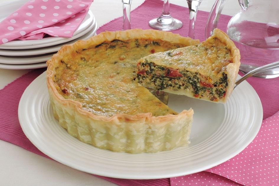 Torta de Espinafre com Tomate Seco, pratos, espátula, taças