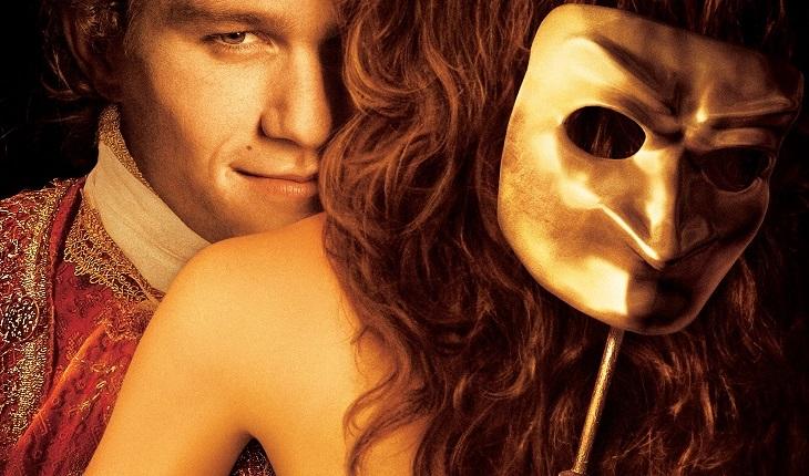 homen de abraçado com mulher e máscara em filme romântico