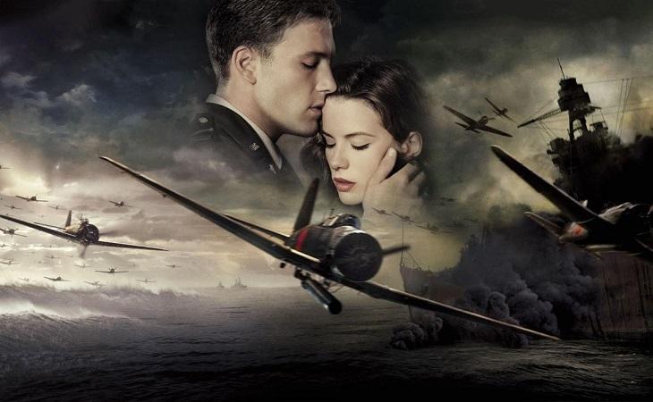 cena de filme romântico de guerra com casal se beijando