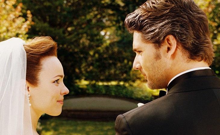 noiva e noivo se entreolham em filme romântico