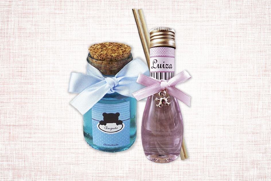  aromatizadores, dois vidros, um azul e outro lilás