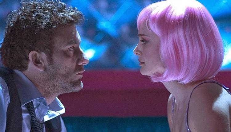 mulher encara homem em cena de filme romântico
