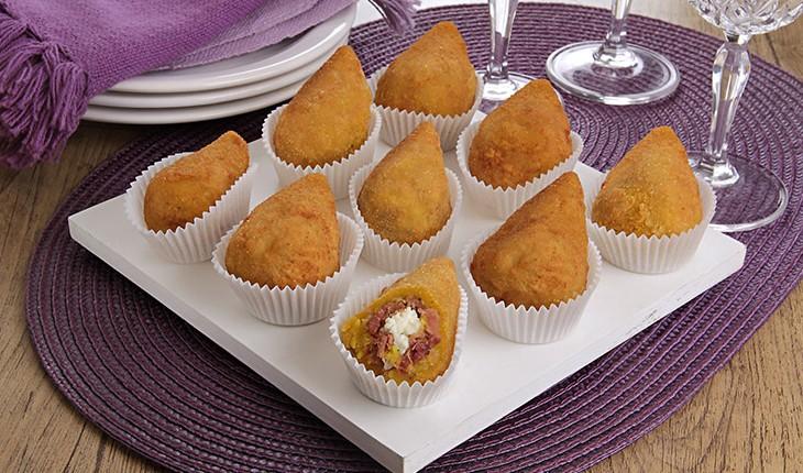 COXINHA DE ABÓBORA COM CARNE.