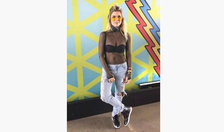 Estilo de Julia Faria blusa de tela e óculos amarelo Instagram