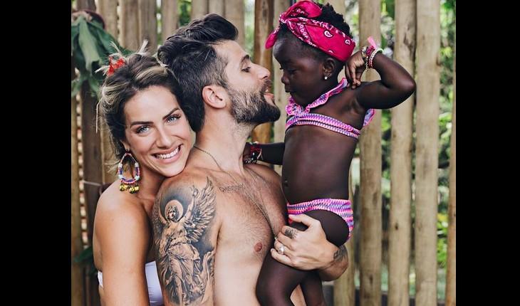 giovanna ewbank, bruno gagliasso e titi se abraçam