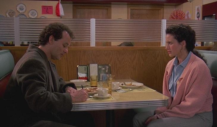 casal faz refeição em um café em filme romântico