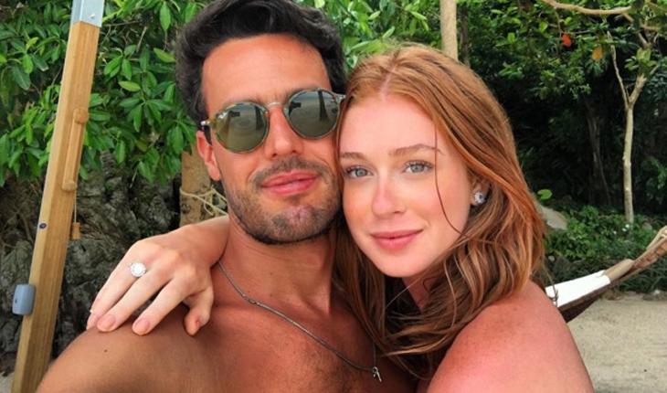 Marina Ruy Barbosa abraça o noivo mostrando o anel de noivado
