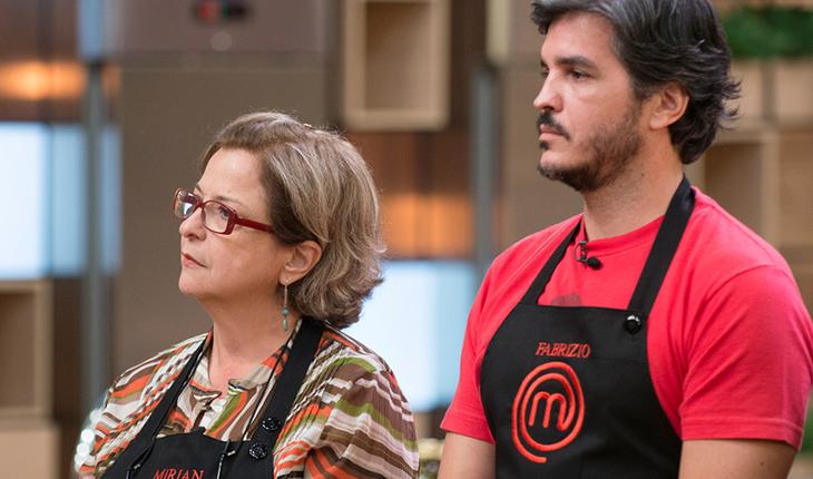 Mirian e Fabrízio parados lado a lado dentro da cozinha dos estúdios do programa