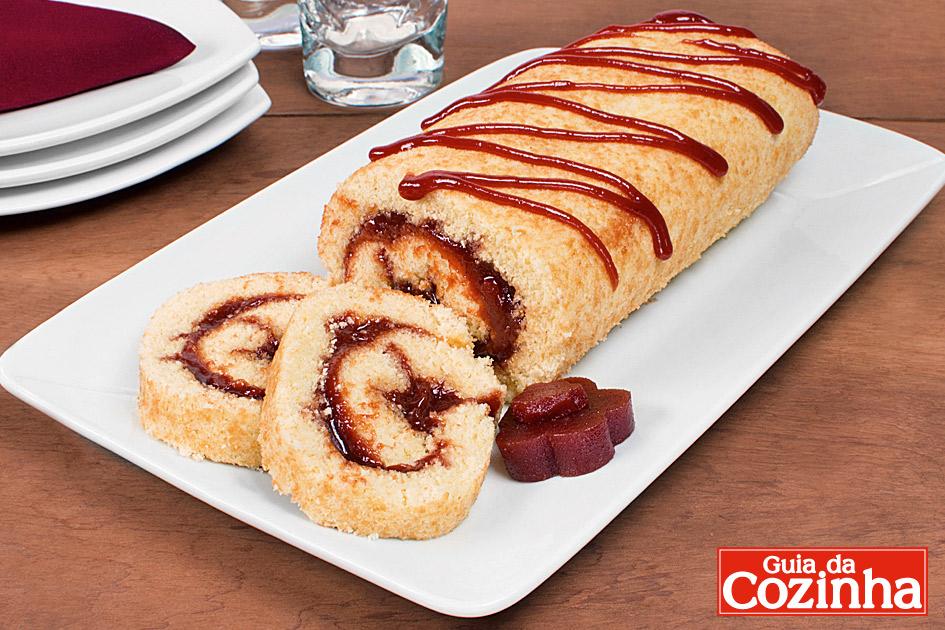 Rocambole de milho com goiabada