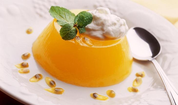 Imagem de bolo de cenoura light sobre um prato branco, com garfo do lado.