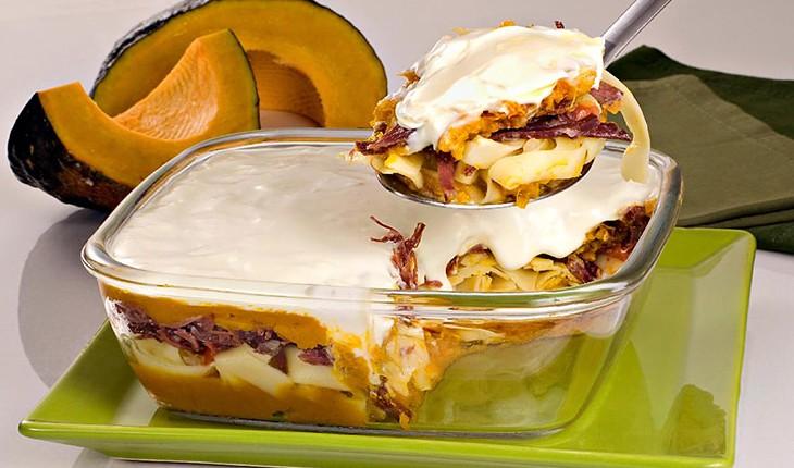 TALHARIM AO CREME DE ABÓBORA COM CARNE-SECA.