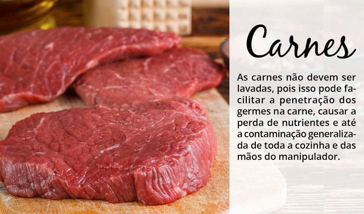 Na foto há pedaços de carne crua em uma tábua de madeira e do lado direito da foto está a dica para ficar livre de bactérias nas carnes: as carnes não devem ser lavadas, pois isso pode facilitar a penetração dos germes na carne, causar a perda de nutrientes e até a contaminação generalizada de toda a cozinha e das mãos do manipulador.