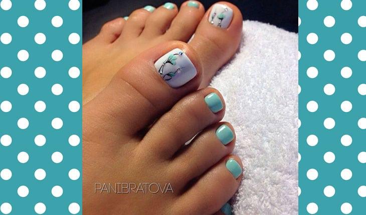 unhas do pé decoradas com adesivos