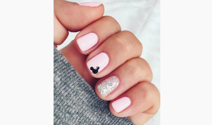 unhas decoradas da Disney romântica com glitter e orelha do mickey pinterest