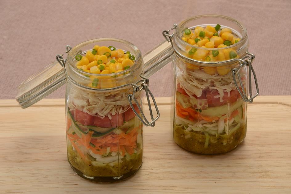 Você pode levar a salada para o trabalho e assim garantir uma boa alimentação.