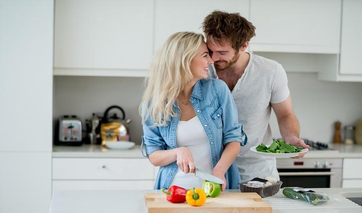 Foto de um casal feliz em alusão à Terapia de Casal