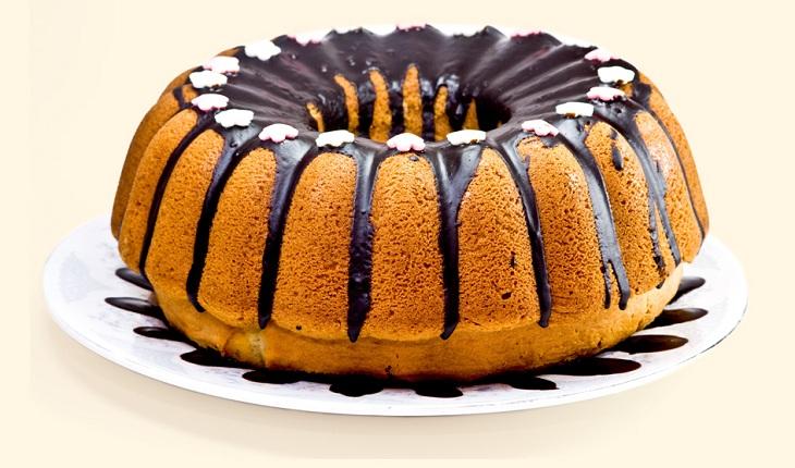 bolo caseiro com calda de chocolate