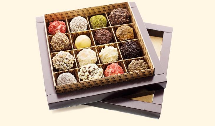 caixa com brigadeiros gourmet