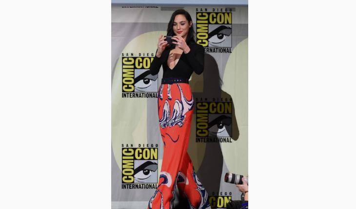 estilo de Gal Gadot mulher maravilha calça pantalona estampada pinterest