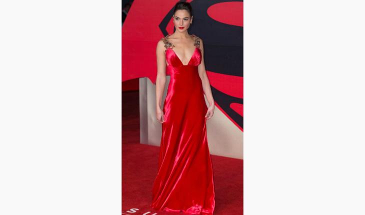 estilo de Gal Gadot mulher maravilha vestido longo com decote e pedrarias pinterest