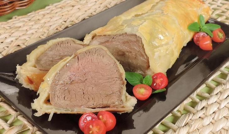 Carne com massa folhada