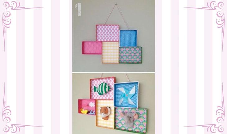 Na imagem há uma foto centralizada de quadrinhos feitos com tampas de caixa de sapato. Elas estão encapadas com tecidos e papéis coloridos e decorados. Na foto de cima os quadrinhos estão sem nada no centro. Na debaixo, há enfeites como peixes e um catavento coladas bem ao centro dos quadrinhos. Os quadrinhos são pendurados na parede com um cordão. Ao redor há uma moldura branca com detalhes em rosa.