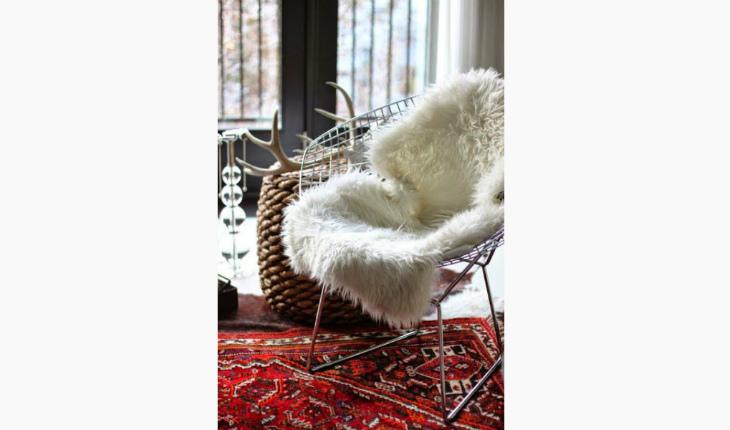 pelego na decoração na cadeira de aço sala pinterest