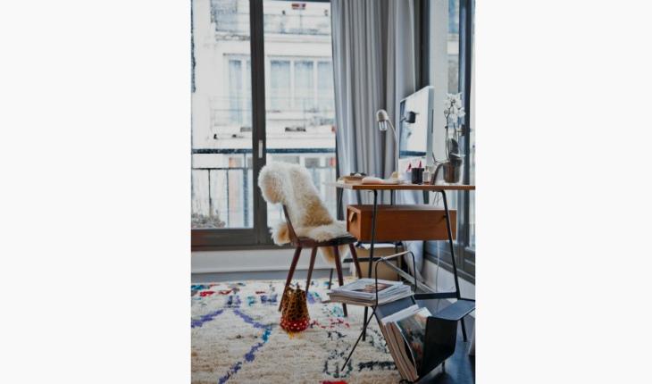 pelego na decoração na cadeira de madeira home office pinterest
