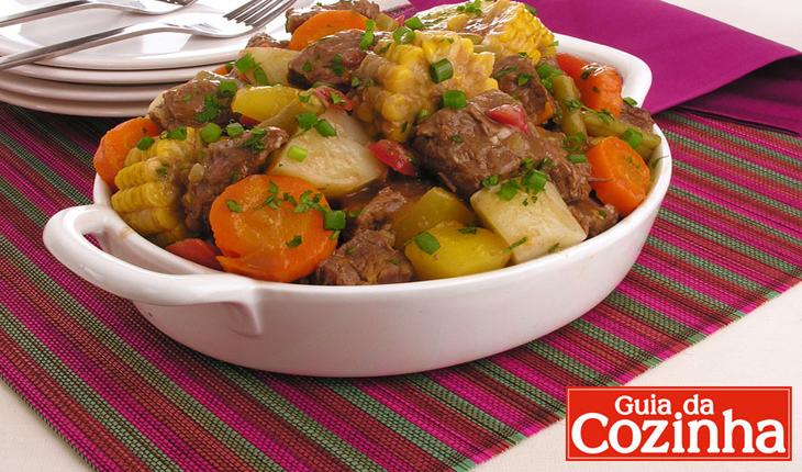 Foto com a receita de picadinho de carne com legumes e milho