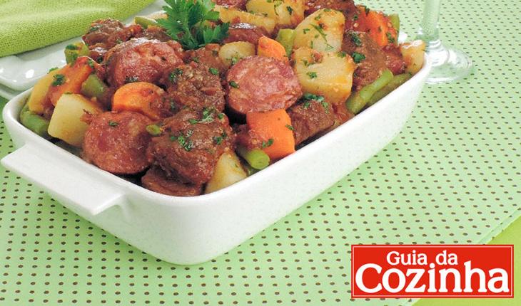 Foto com a receita de picadinho de carne e linguiça